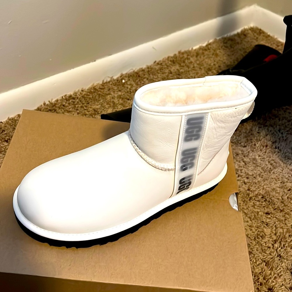 NWB UGG Mini Boot